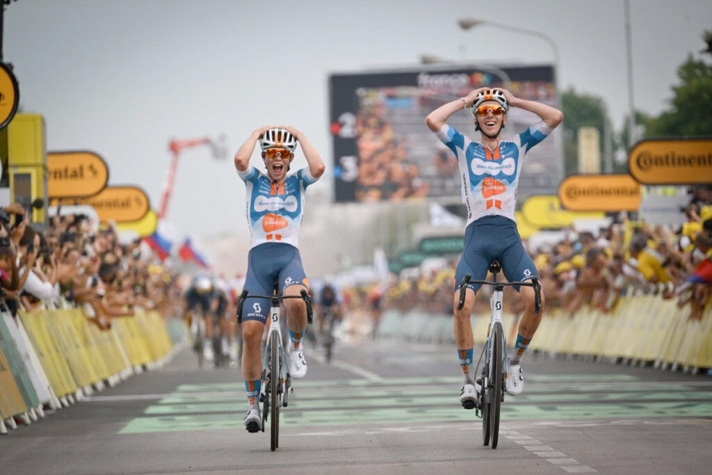 Romain Bardet y Frank Van den Broek en el Tour de Francia