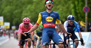 Thibau Nys celebra con rabia su triunfo en el Tour de Suiza