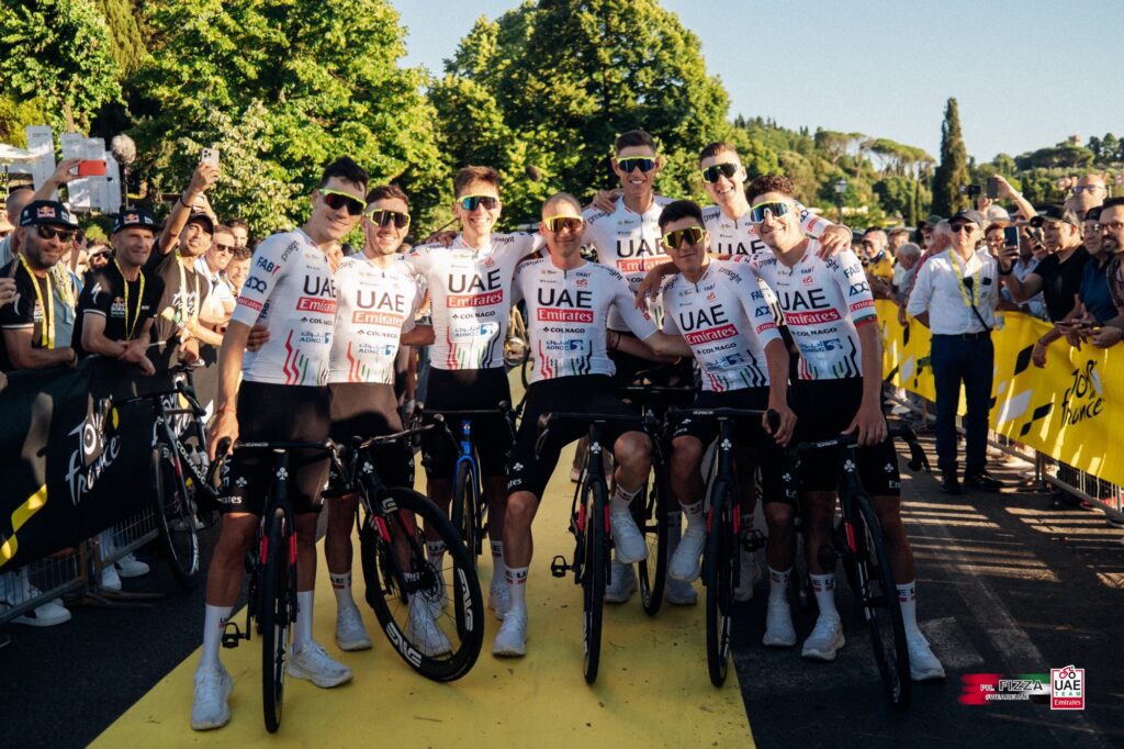 Tadej Pogacar en la presentación del Tour de Francia junto a sus compañeros del UAE
